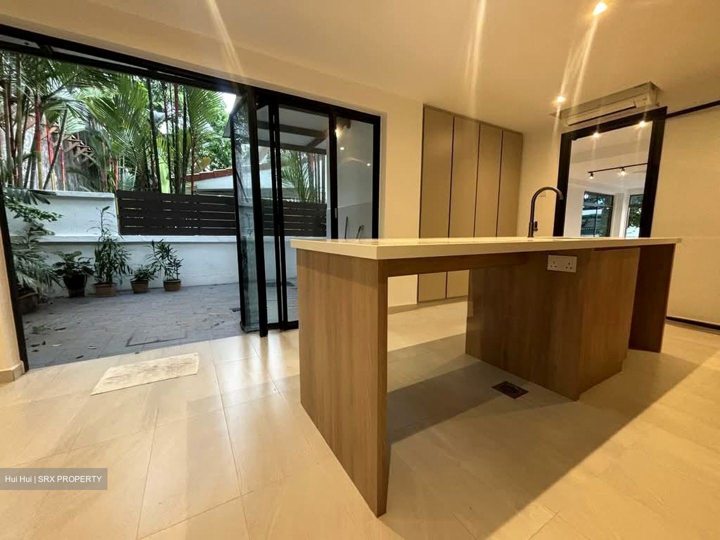 Sixth Avenue (D10), Terrace #549973961